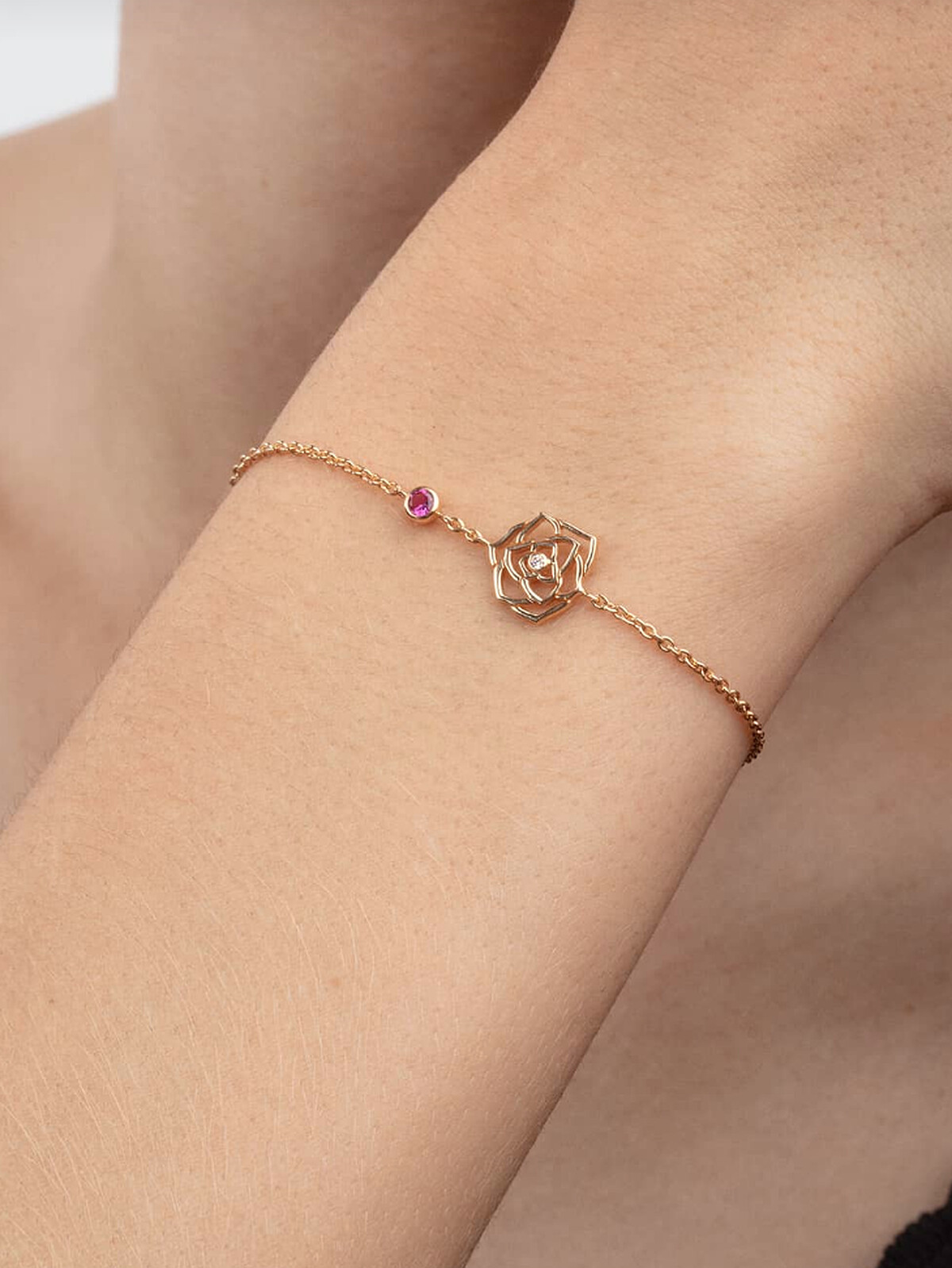 Piaget 伯爵 Piaget Rose 18K玫瑰金手鏈,鑲飾1顆圓形美鑽(約0.01克拉)和1顆粉紅色藍寶石(約0.10克拉),售價NT$ 46,500