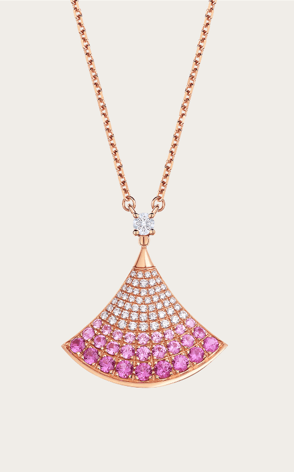 寶格麗Divas’ Dream 項鍊,18K玫瑰金鑲飾 1 顆圓形明亮型切割鑽石(0.07 克拉)、明亮型切割粉紅色藍寶石(0.57 克拉)和密鑲鑽石(0.14 克拉),售價NT$146,300