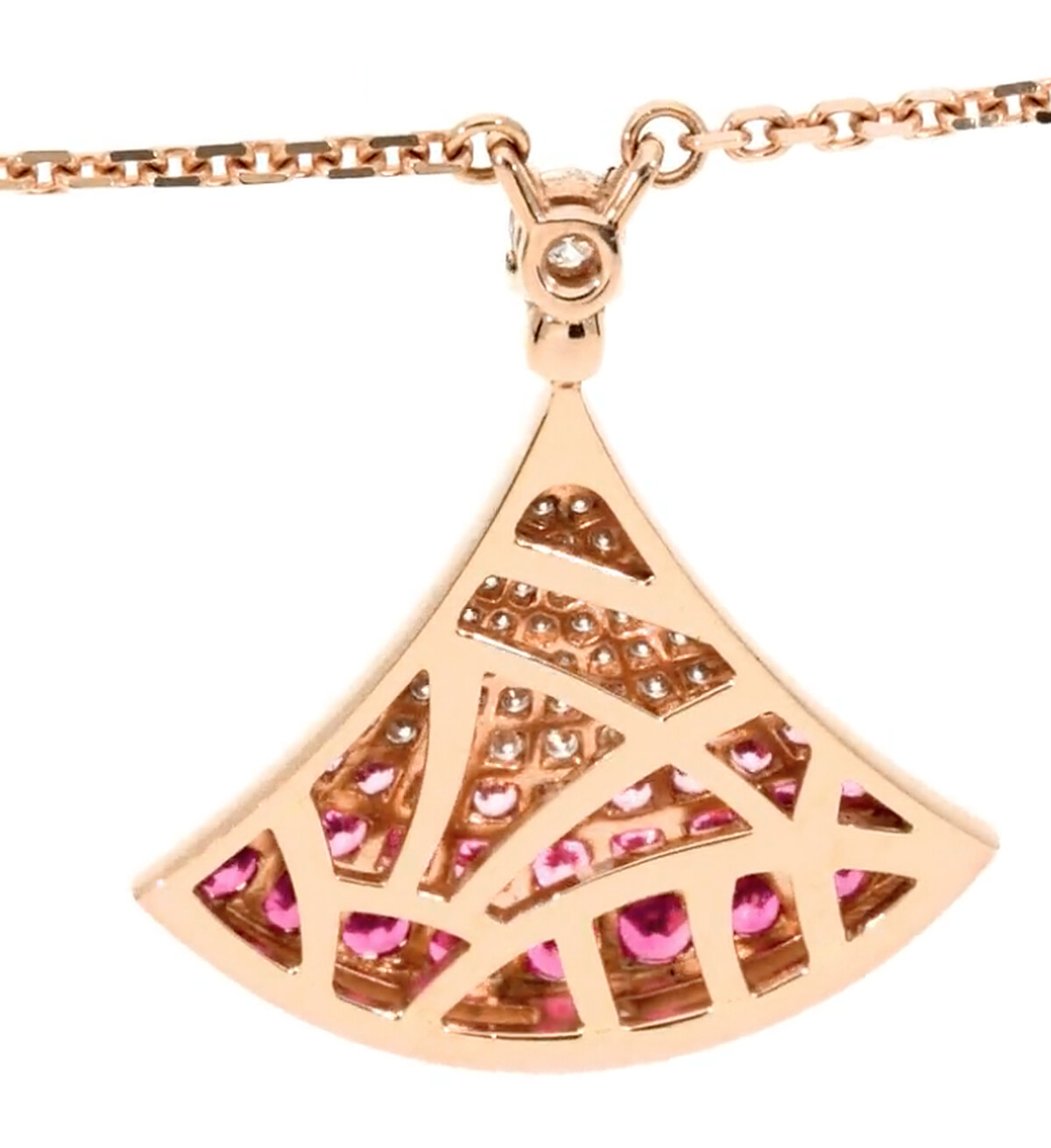 寶格麗Divas’ Dream 項鍊,18K玫瑰金鑲飾 1 顆圓形明亮型切割鑽石(0.07 克拉)、明亮型切割粉紅色藍寶石(0.57 克拉)和密鑲鑽石(0.14 克拉),售價NT$146,300