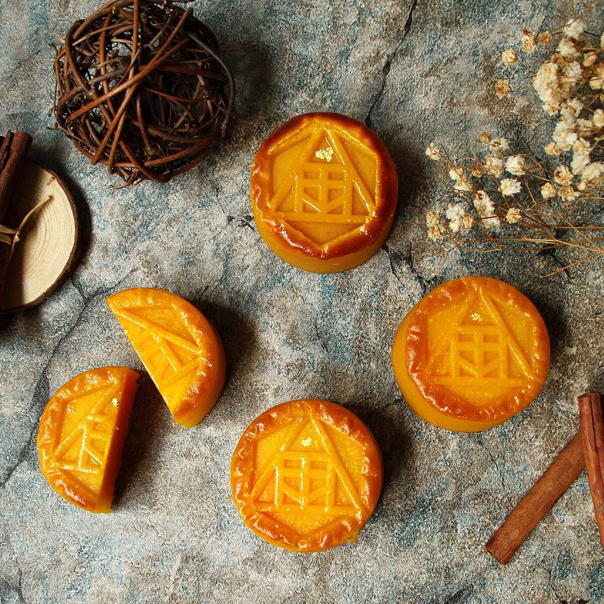 【月悅禮盒】以秋月般的金色月餅為主打，加上金箔點綴其外，象徵喜慶、高貴又與金秋節令相伴