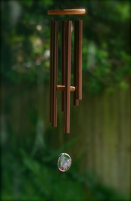 ▲傳統認為在窗邊掛風鈴容易招陰。（示意圖／翻攝自Pixabay作者Nick Remini）