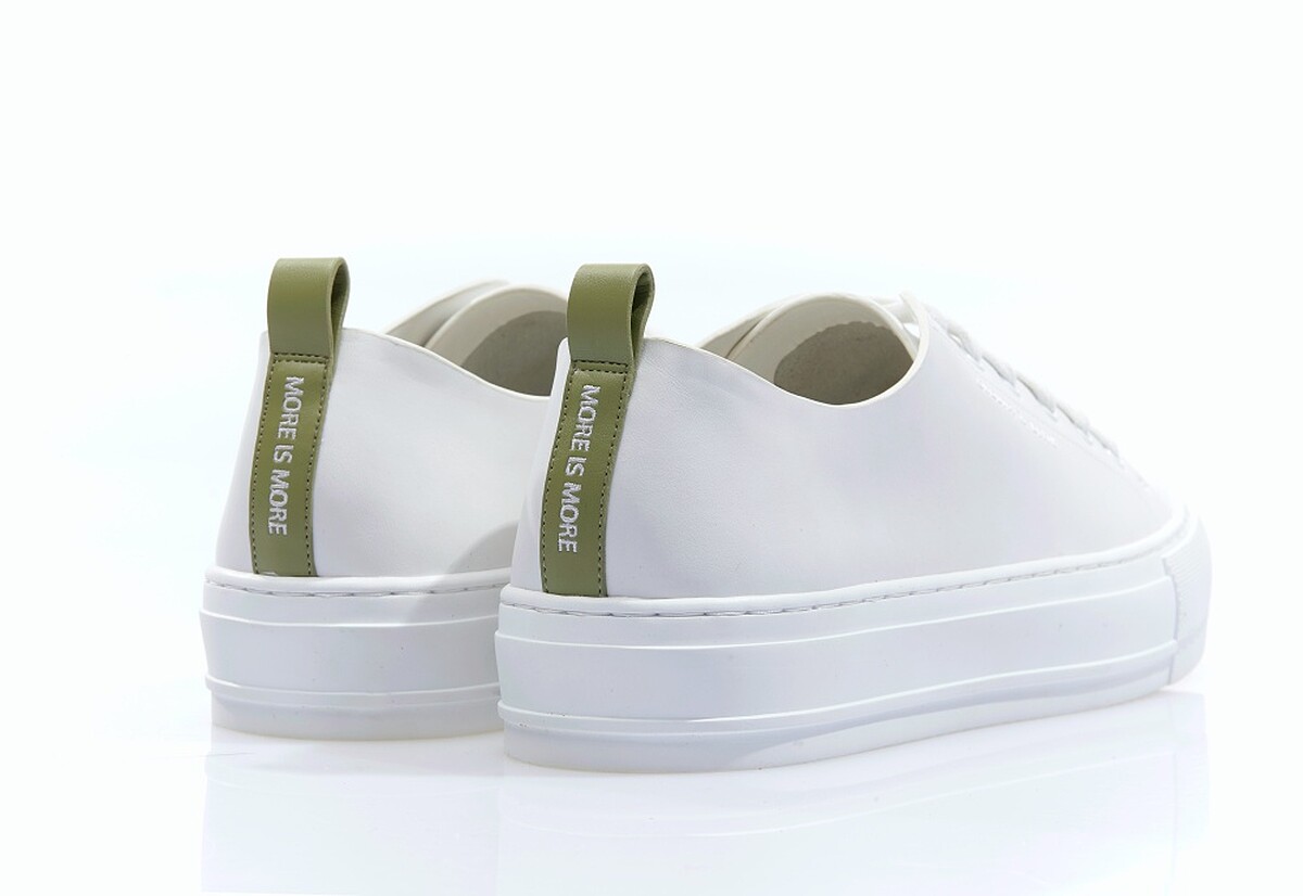 刺繡小白鞋，NT1,890