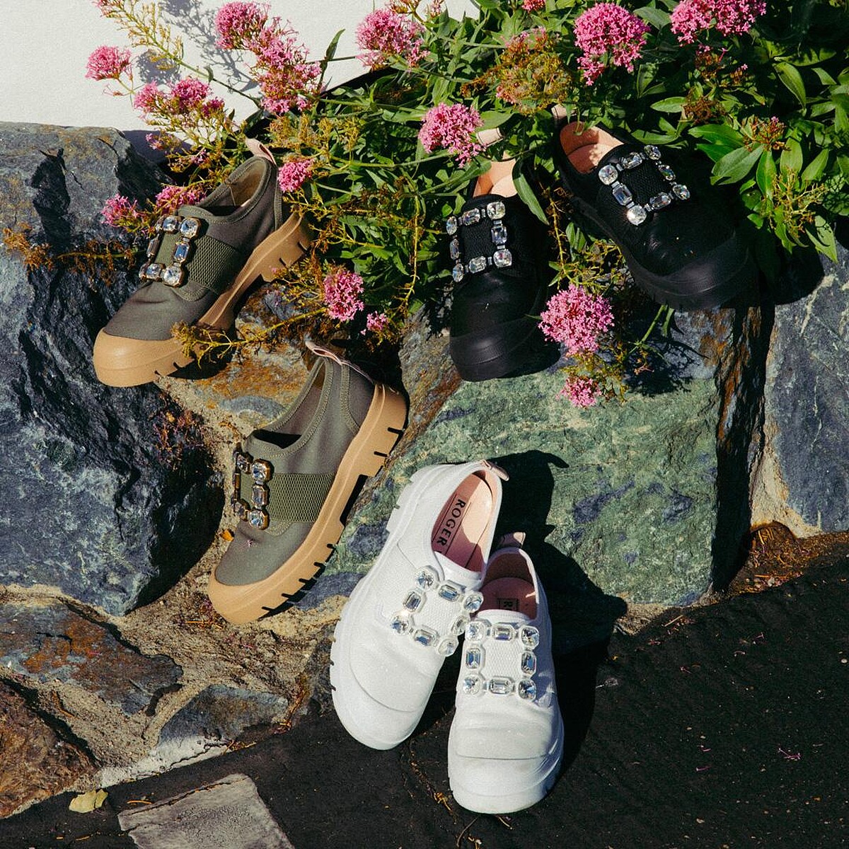 Walky Viv 白色水晶寶石扣休閒鞋，NT45,900