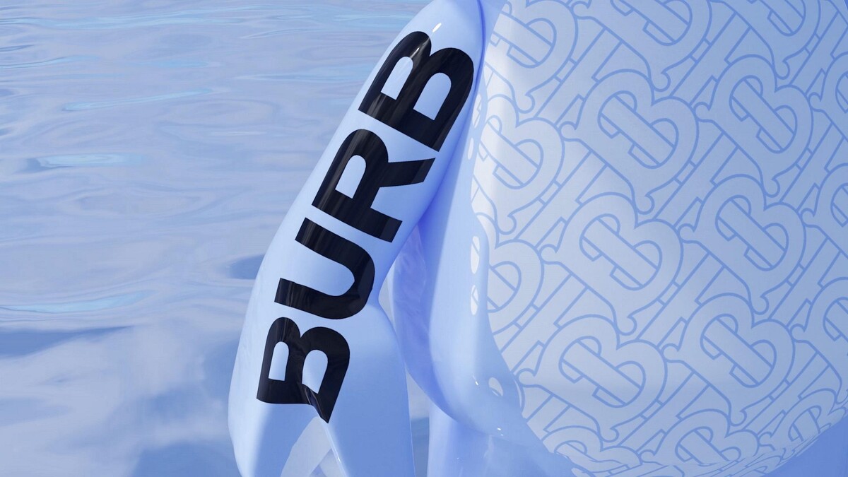 Burberry品牌字樣行跨於Sharky B的兩隻臂膀