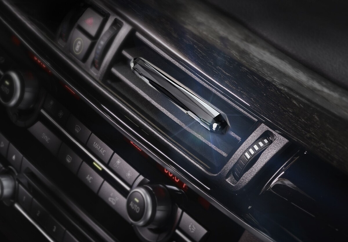 Bloomy Lotus Crystal車用擴香器情景照。