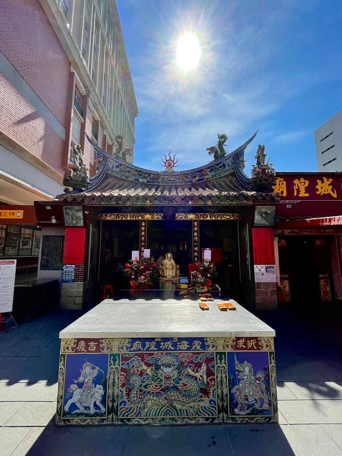 ▲許多善男信女都會到霞海城隍廟參拜月老。（圖 / 翻攝自台北霞海城隍廟Facebook粉絲專頁）