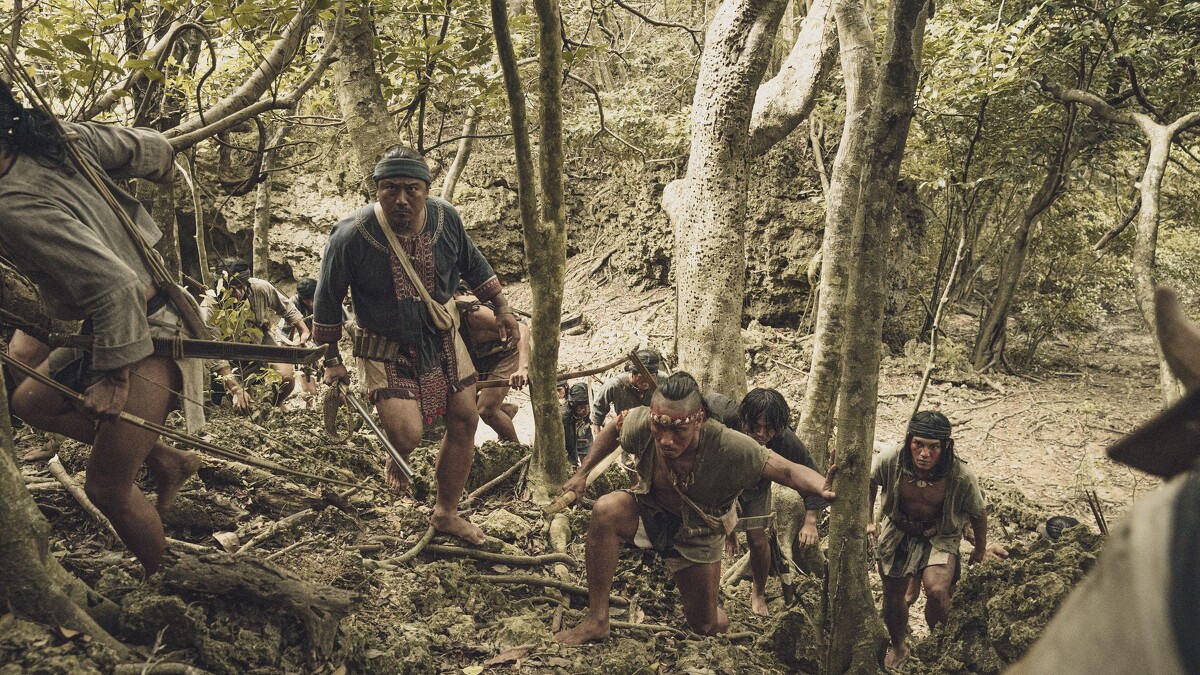 《斯卡羅》邀來排灣族的查馬克・法拉屋樂（前左2）與前九天民俗技藝團的余竺儒（前左3）演出劇中重要的原住民角色