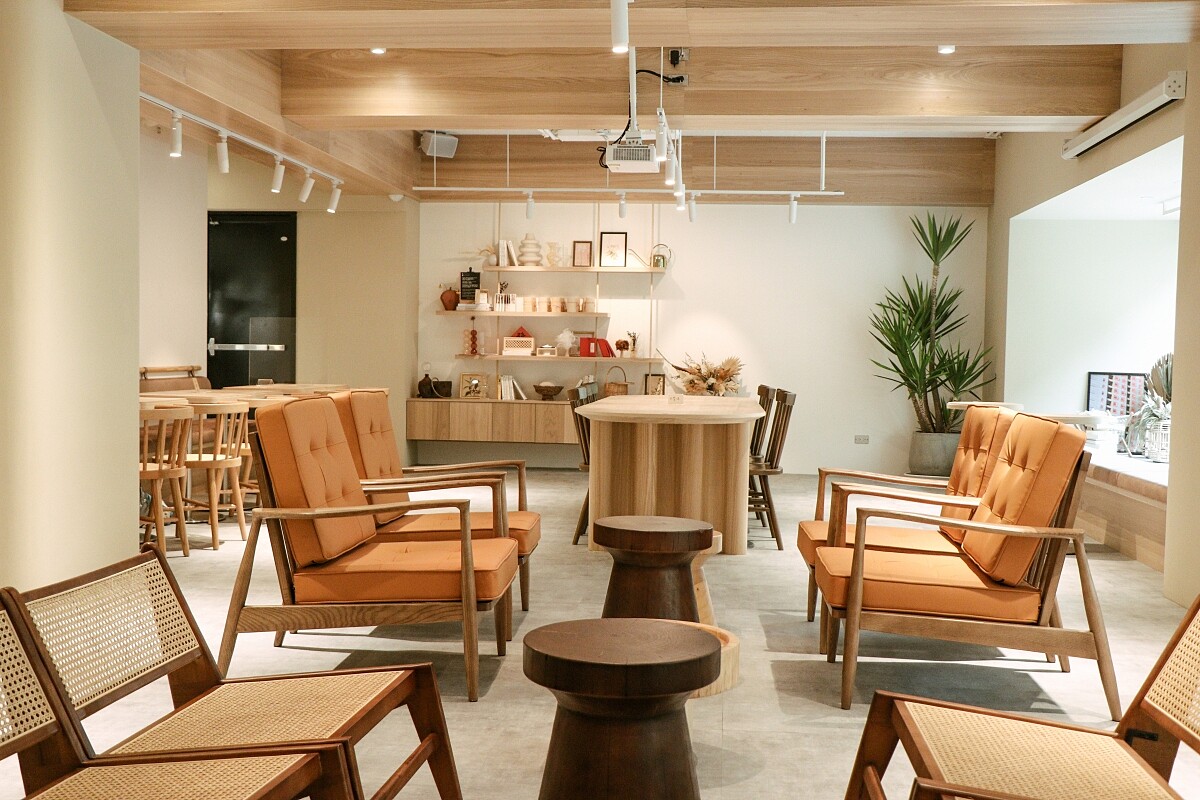 以傢俱座椅簡單的隔開座位空間。