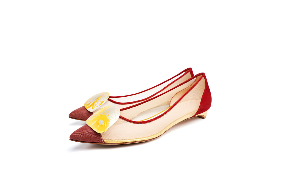 網紗拼接皮革平底鞋，NT59,800。