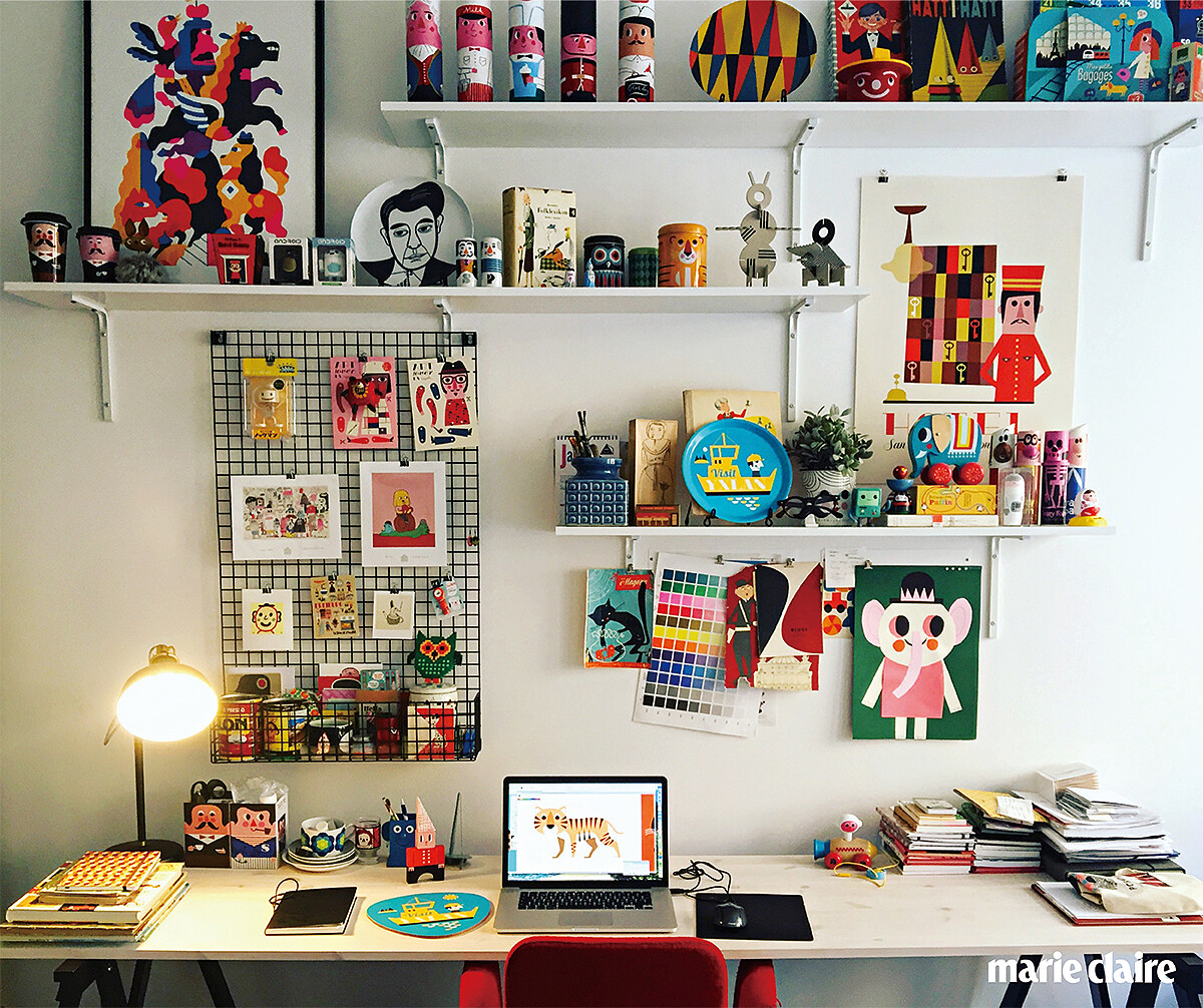 工作室的書桌上方擺滿靈感小物，是她工作室空間裡最喜歡的地方。