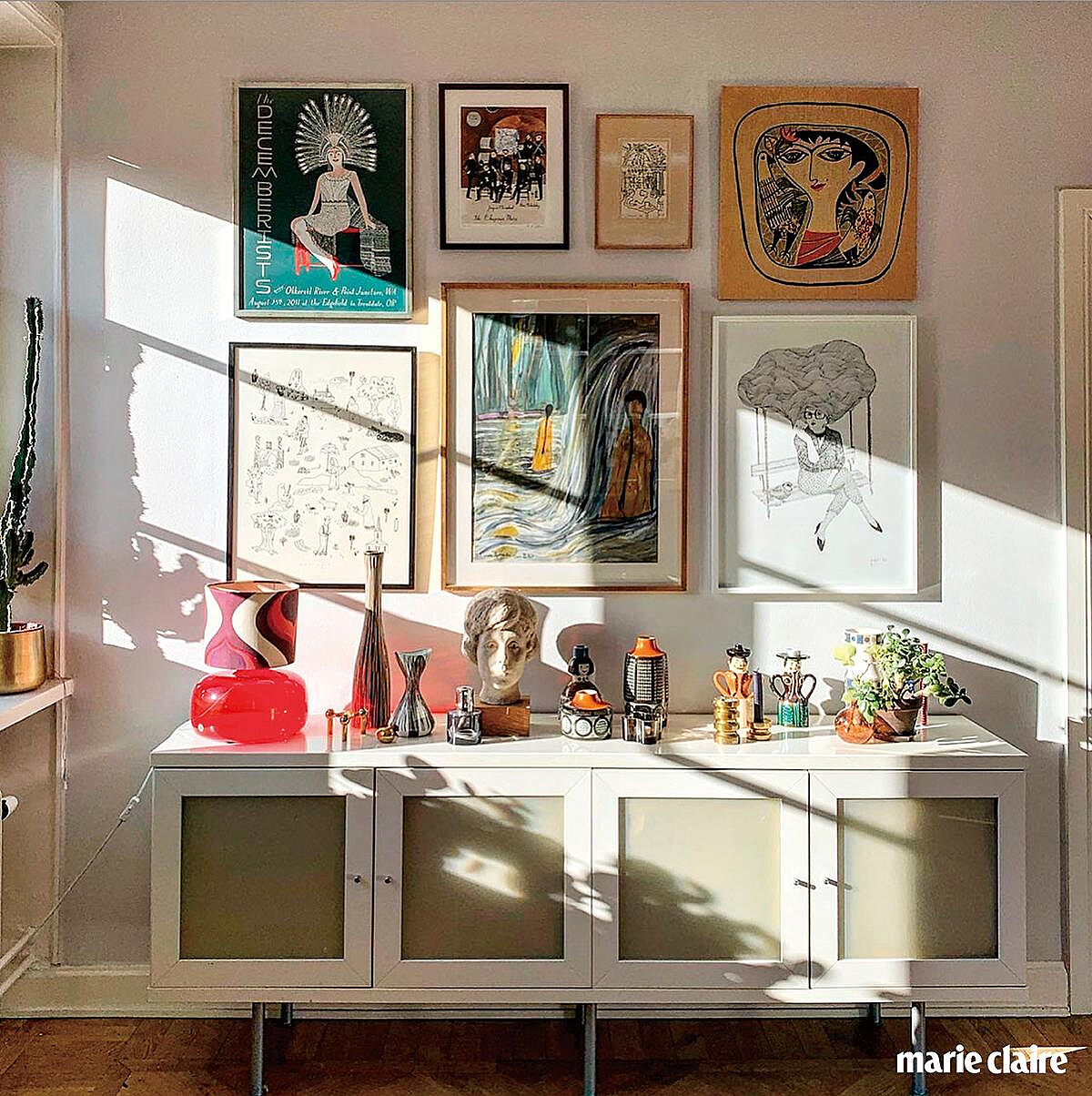 牆上掛著 Carson Ellis、Jennie Ekstr&ouml;m、Mari Simmulson、Waldemar Sj&ouml;lander 等喜愛的插畫家作品。