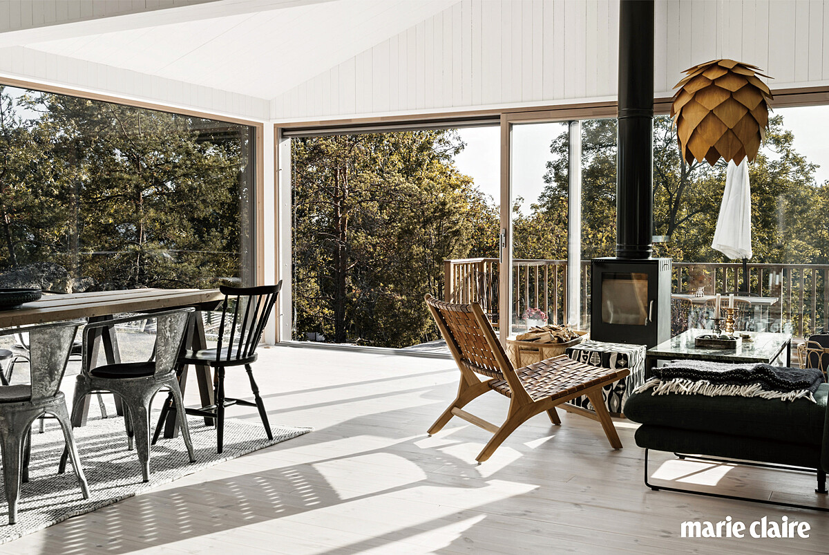 三年前，在過去25年過暑假的小村莊裡蓋了一間避暑小屋，這是夏日小屋的客廳一角，有一面落地窗，採光十分明亮。Photo by Alexander G&aring;rdenberg