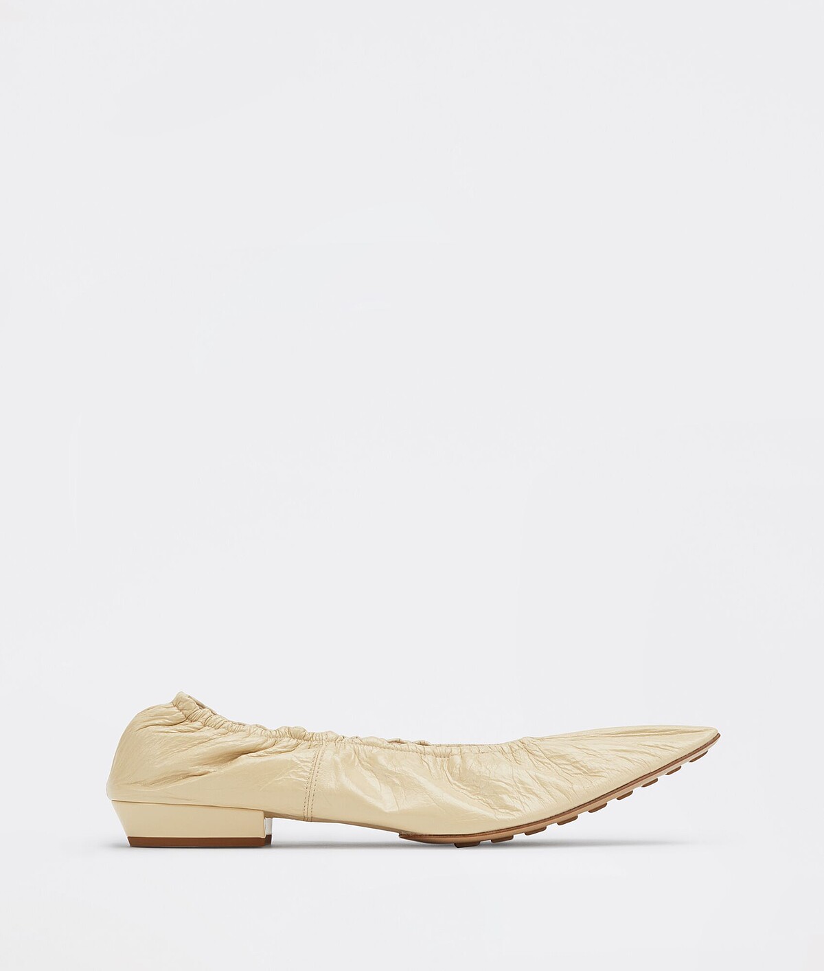 米白色尖頭芭蕾舞鞋，NT22,900。