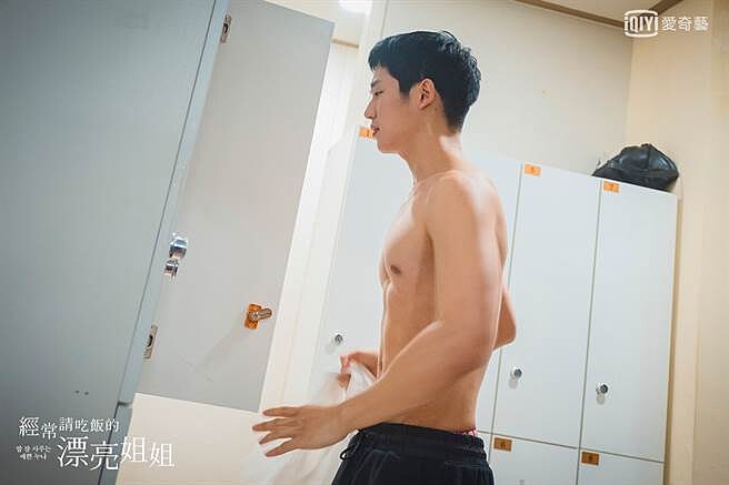 丁海寅 《經常請吃飯的漂亮姐姐》身材線條結實