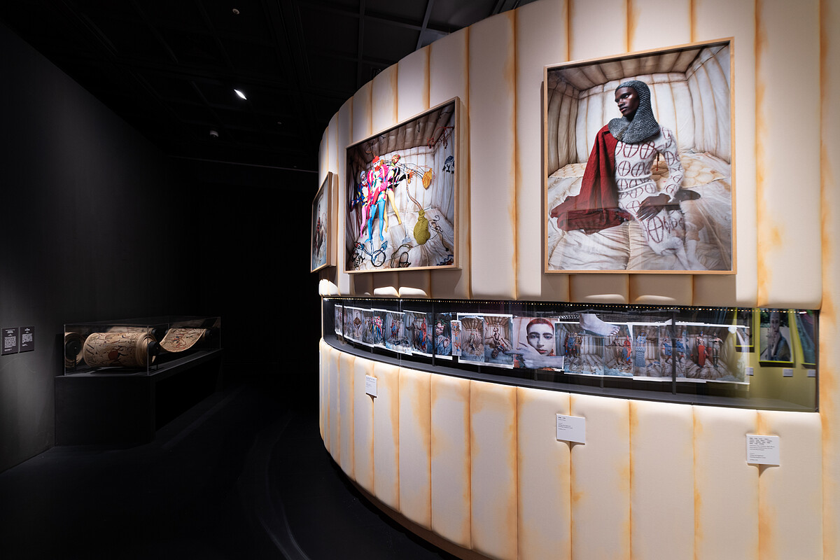 Tim Walker特展-第二展區2-10明日士兵-左為「貝葉掛毯照片」