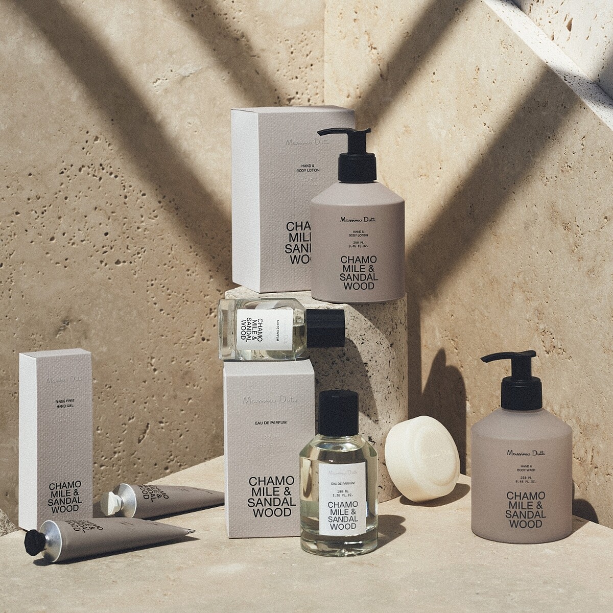 Massimo Dutti 2021年推出灰褐色系的CHAMOMILE & SANDAL WOOD洋甘菊檀香香水與身體保養系列。