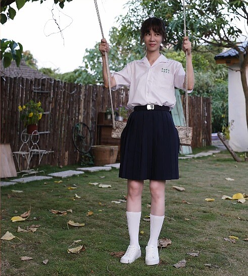 ▲▼謝盈萱制服美照曝光。（圖／翻攝自俗女養成記Facebook粉絲專頁）