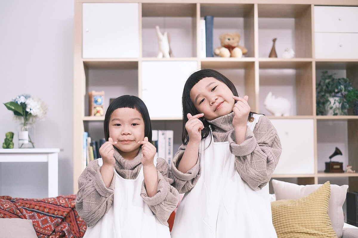 ▲她們最喜歡一家人在一起。（圖／索尼音樂、胖球人生）