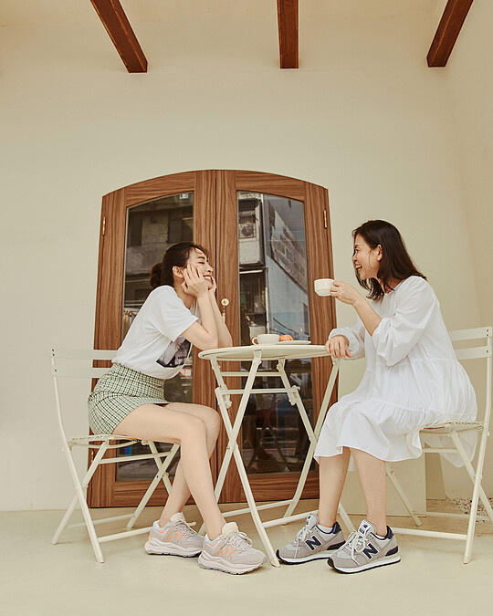 鞋款: 劉芒穿搭(左) W5740HN1、劉芒媽媽穿搭(右) ML574BE2