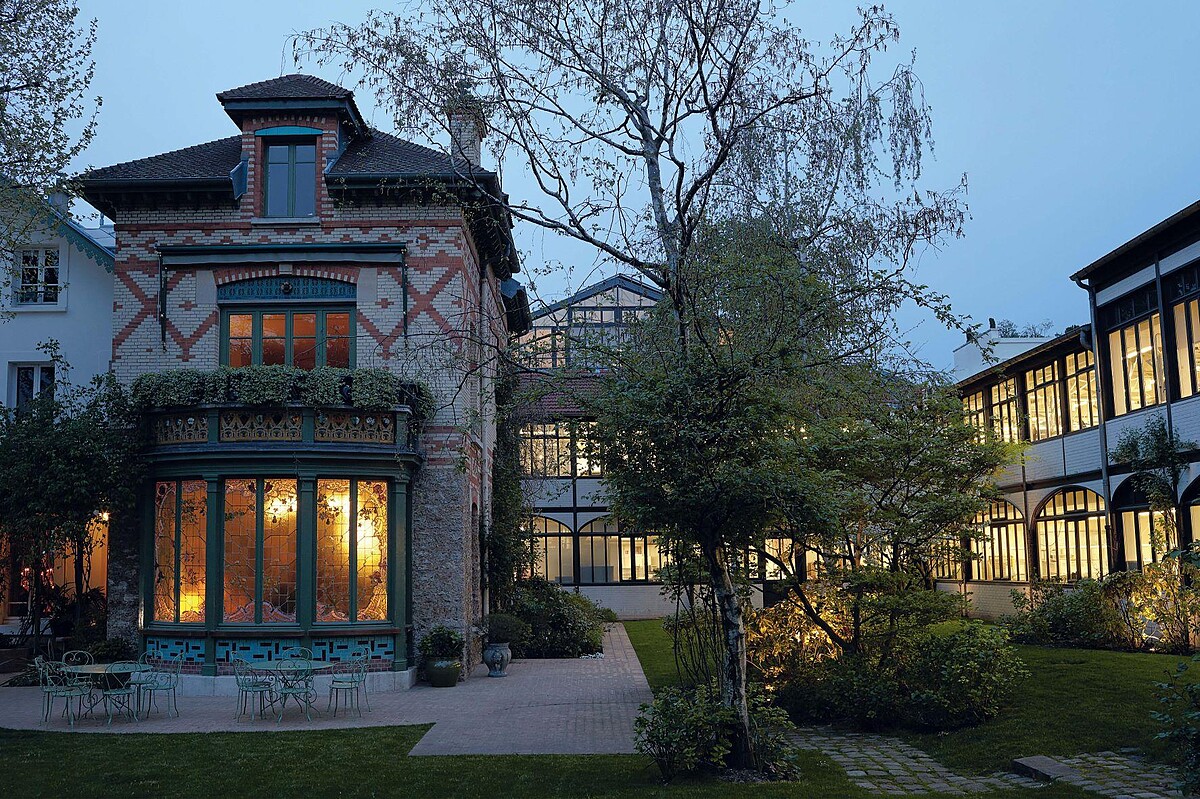 Asni&egrave;res 工坊，房子是 Louis Vuitton 家族的曾經住所，右邊便是打造傳奇的基地。