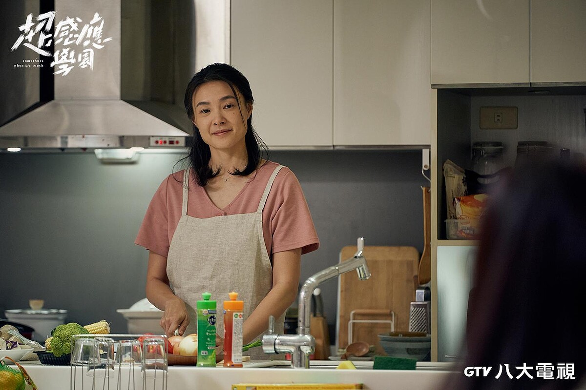 曾珮瑜在八大電視《超感應學園》中飾演母親角色,對劇中兒女有著強烈的控制慾。