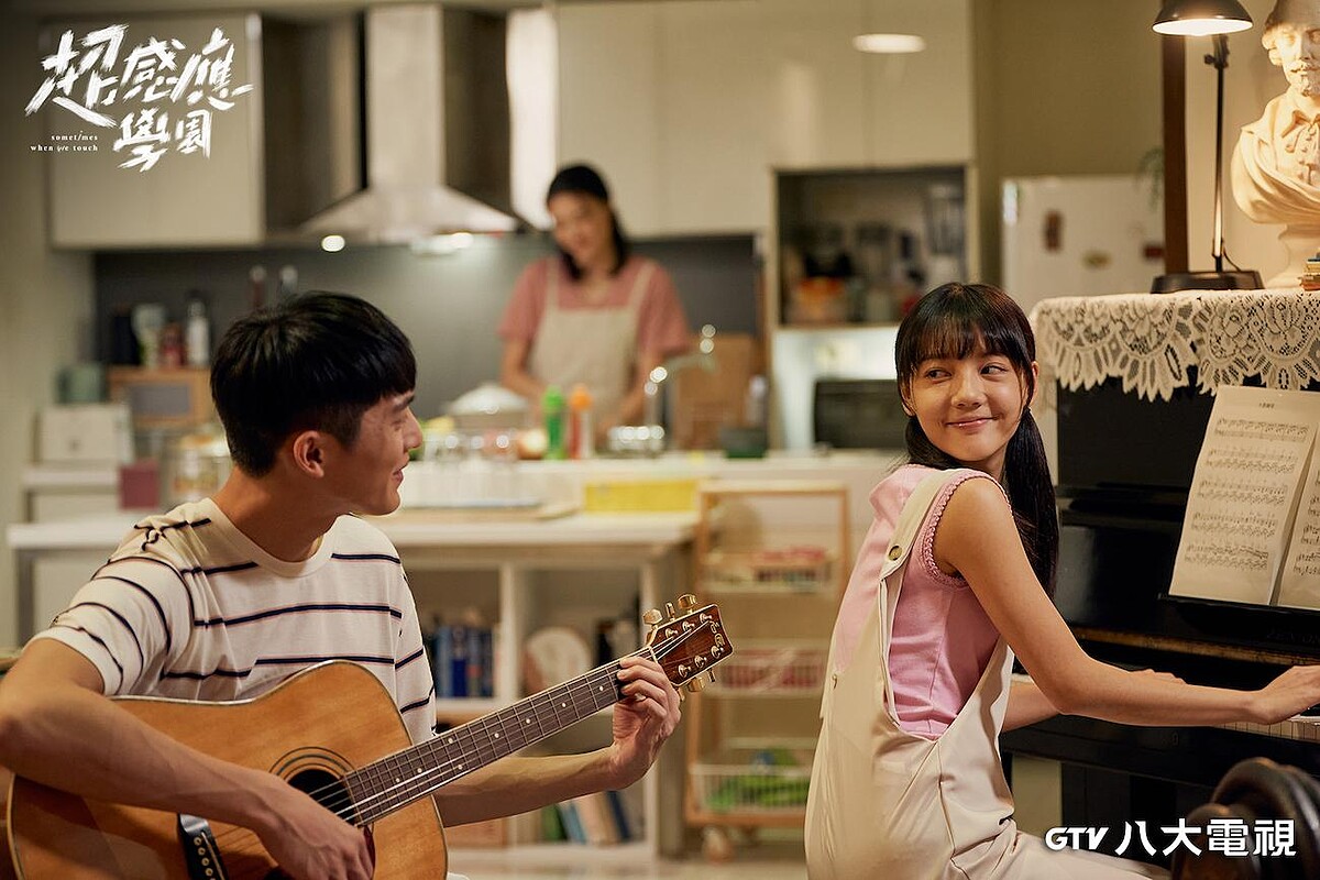 林輝瑝(左)、林思廷(右)在《超感應學園》中飾演曾珮瑜的兒女