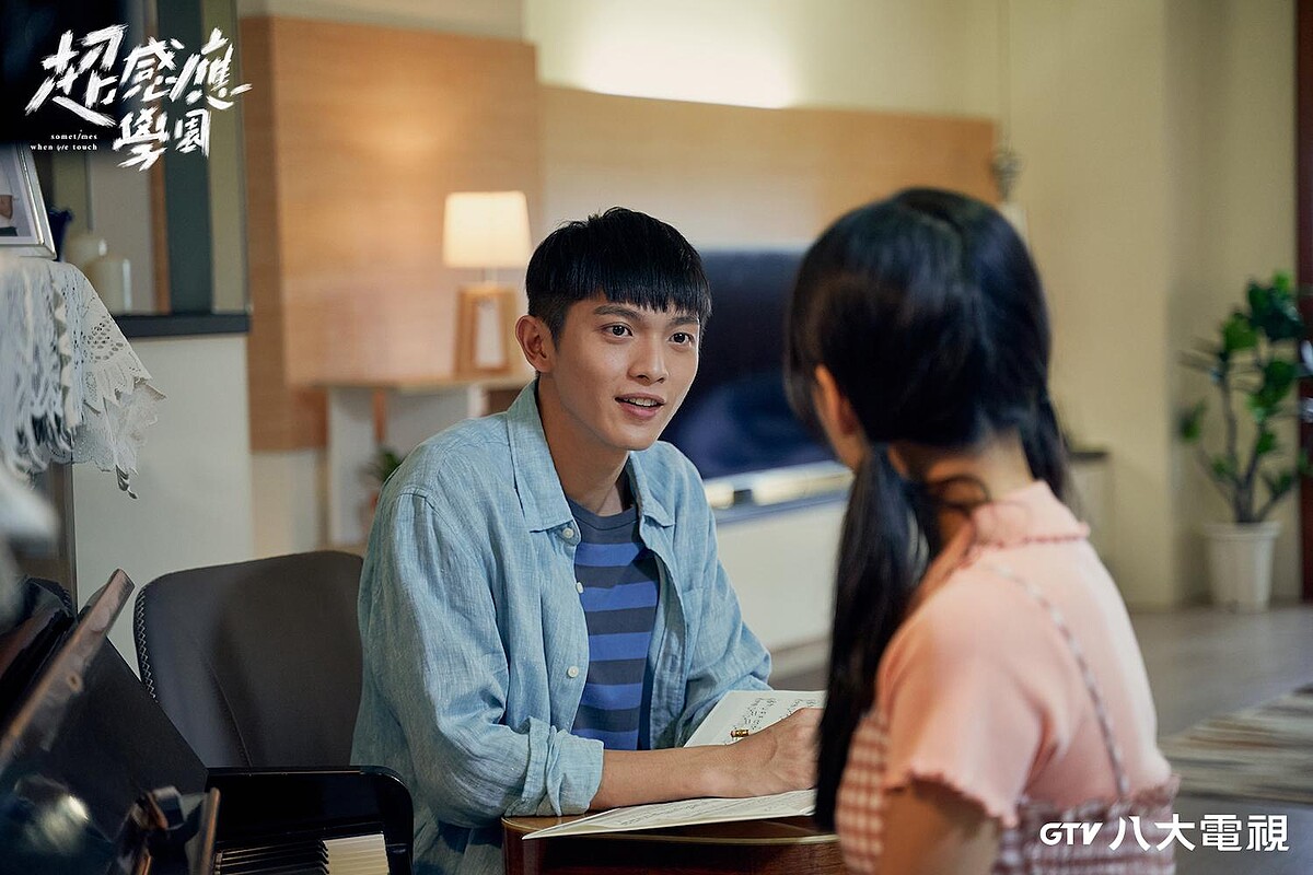 林輝瑝在《超感應學園》因達不到媽媽要求,而選擇跳樓輕生