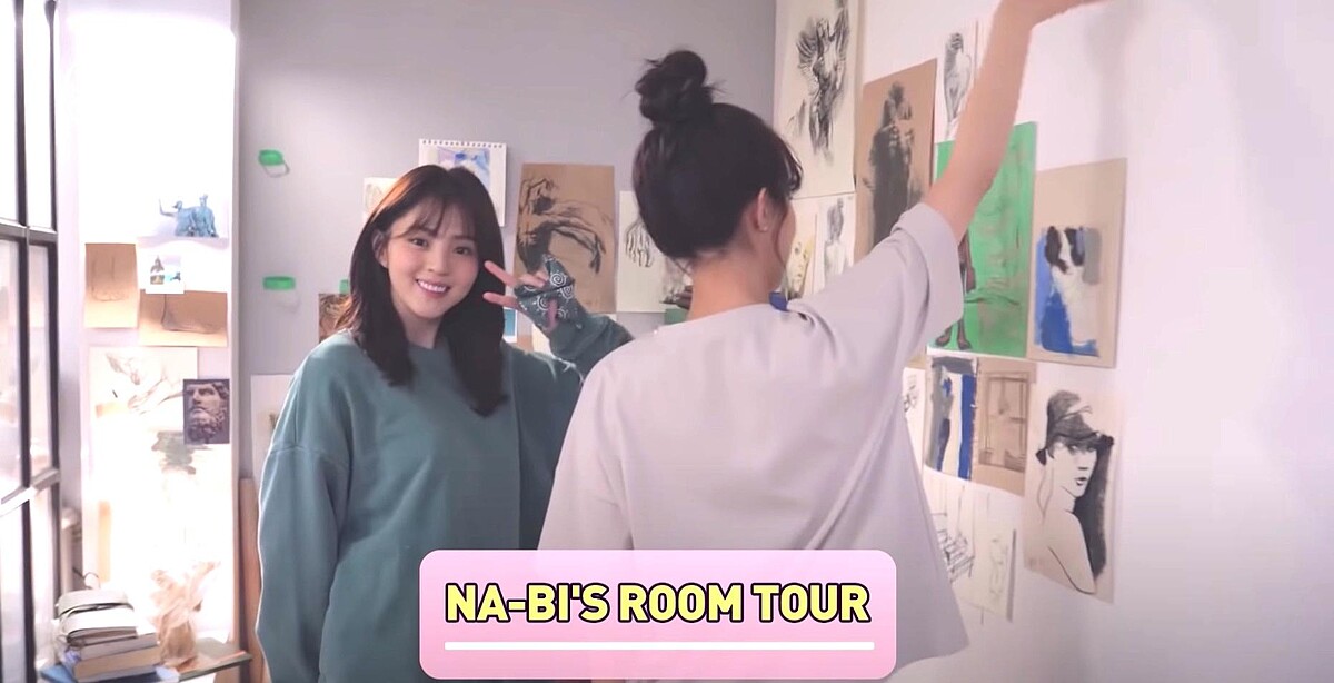 劉娜比 房間牆上畫作有許多是 韓韶禧 親手創作