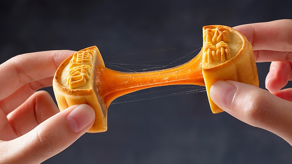 香港美心月餅推全新中秋節禮盒！「拔絲蓮蓉月餅」能拉出驚喜牽絲，濃蛋黃、蓮蓉、焦香花生結合太欠吃