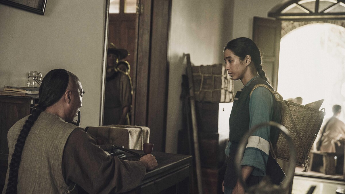 《斯卡羅》温貞菱（右）飾演蝶妹，為求生計來到府城工作