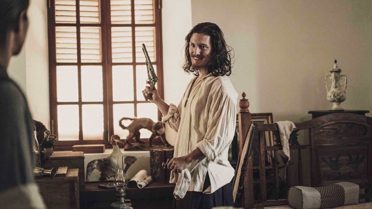 《斯卡羅》周厚安飾演英商洋行經理「必麒麟」，介紹温貞菱所飾演的蝶妹到醫館工作