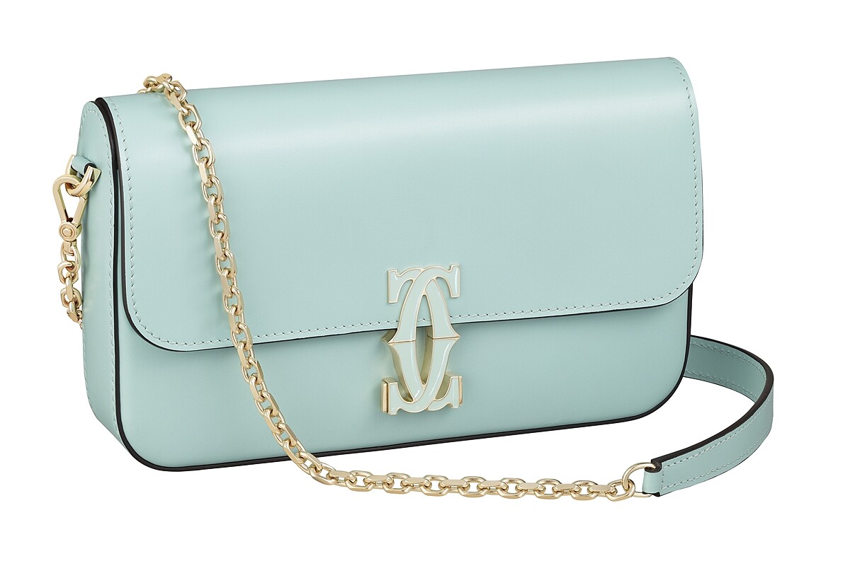 卡地亞SOGO復興館專賣店&mdash;獨家販售薄荷綠色系列包款 Double C de Cartier迷你款鍊帶包，參考價格約NT$ 82,000 薄荷綠色小牛皮，金色鍍層飾面和薄荷綠色琺瑯