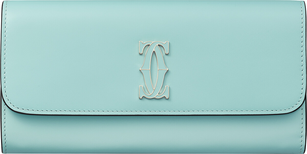 Double C de Cartier長夾 薄荷綠色小牛皮、 金色和薄荷綠色琺瑯飾面 參考價格約NT$ 24,600