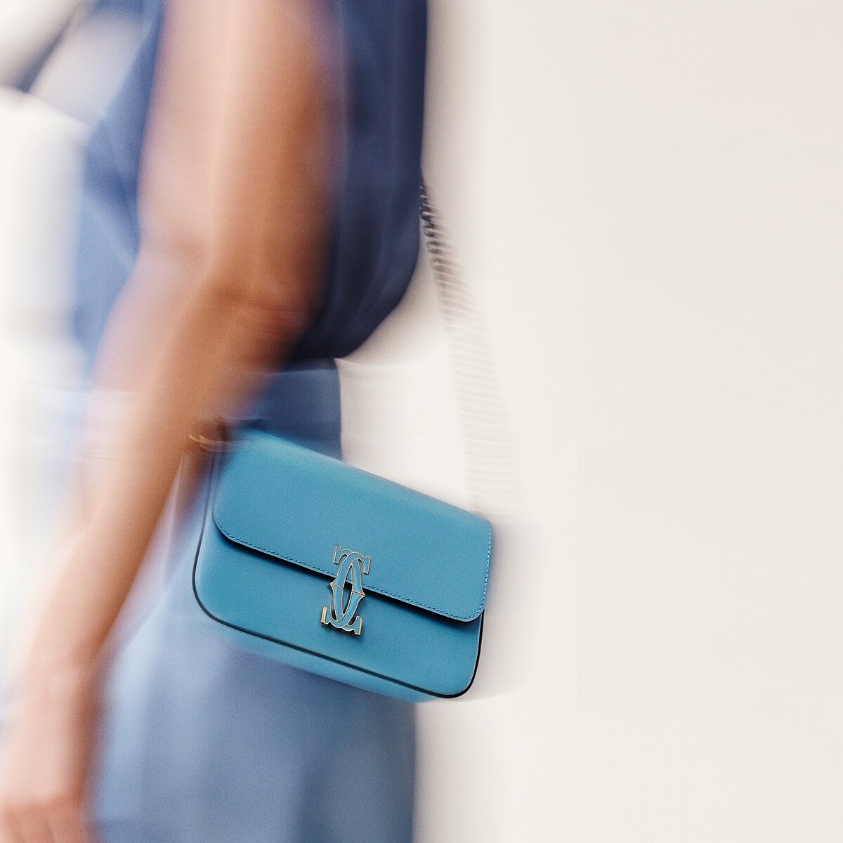 Double C de Cartier迷你款鍊帶包，參考價格約NT$ 82,000 小牛皮，金色鍍層飾面和彩色琺瑯