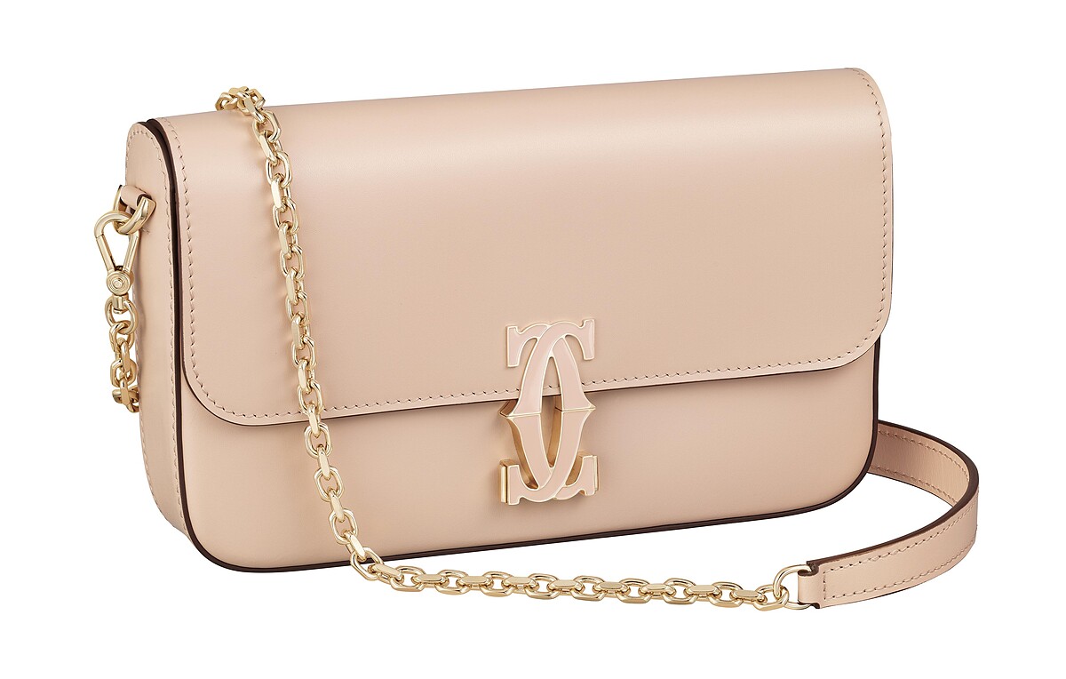 Double C de Cartier迷你款鍊帶包，參考價格約NT$ 82,000 小牛皮，金色鍍層飾面和彩色琺瑯