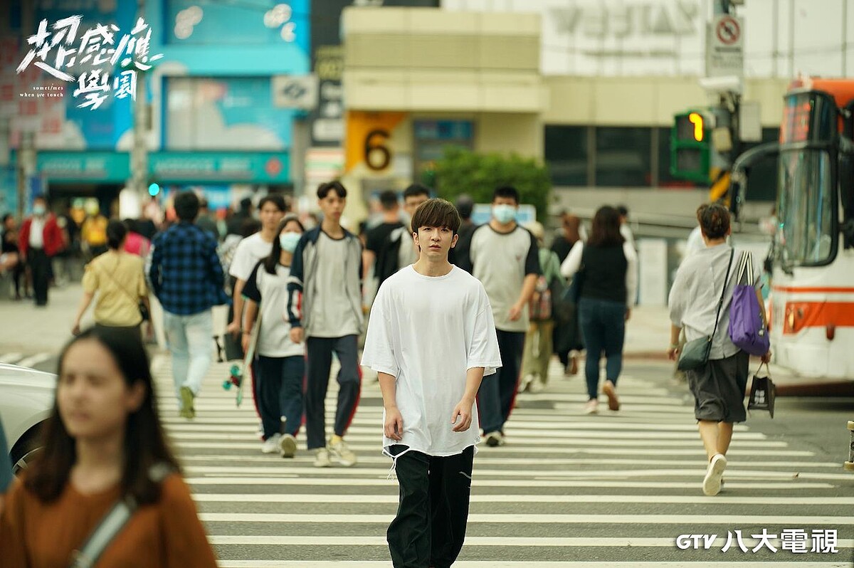 香港男團MIRROR成員盧瀚霆(Anson Lo)因演出港版《大叔的愛》人氣急升，在八大電視《超感應學園》中飾演香港留學生
