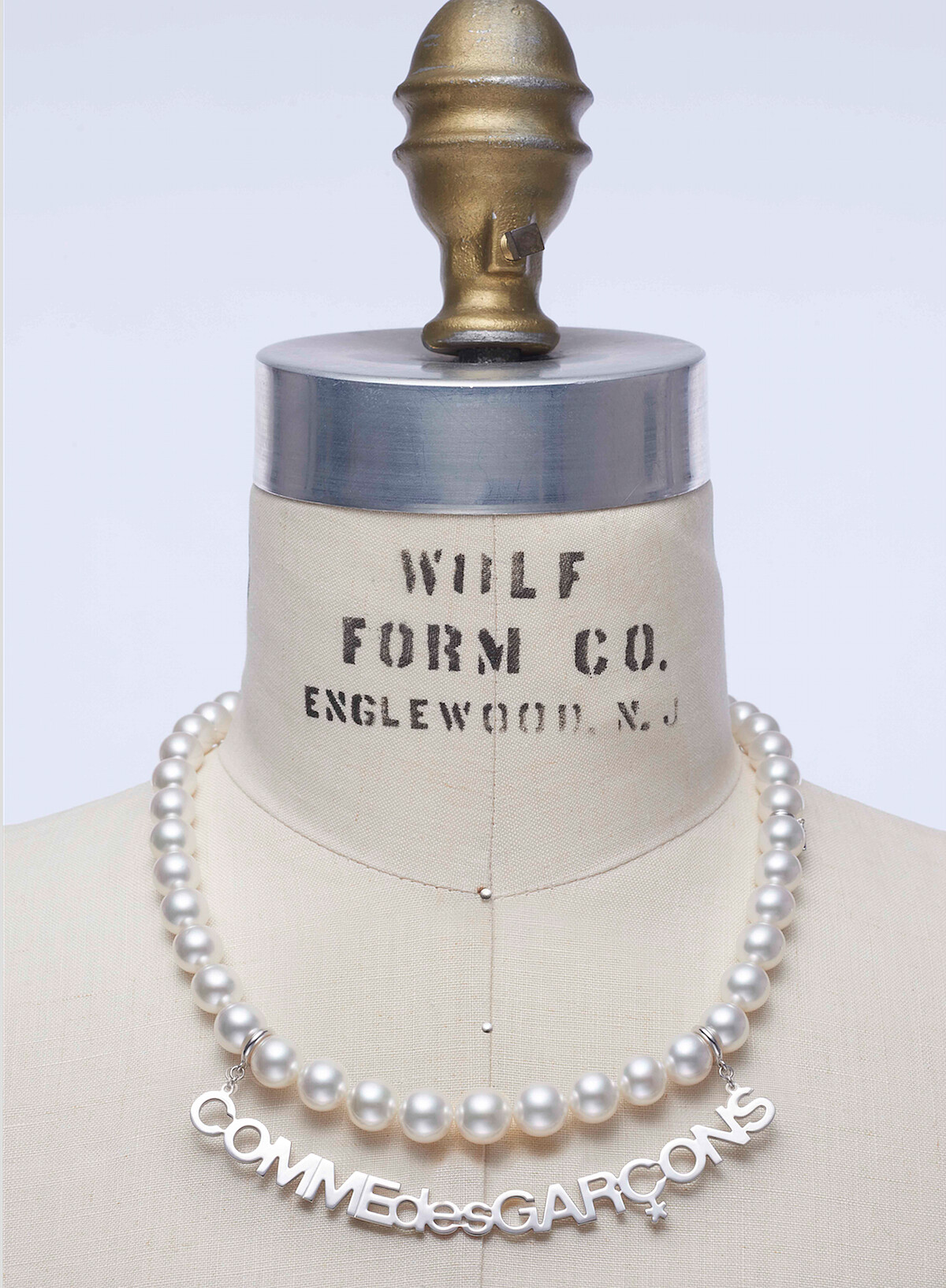 MIKIMOTO x COMME des GARÇ ONS 系列南洋珍珠串鍊 南洋珍珠,珍珠尺寸約 9.00-11.00mm 銀製鍊結,全長約 50cm 參考價格 NT$ 1,140,000