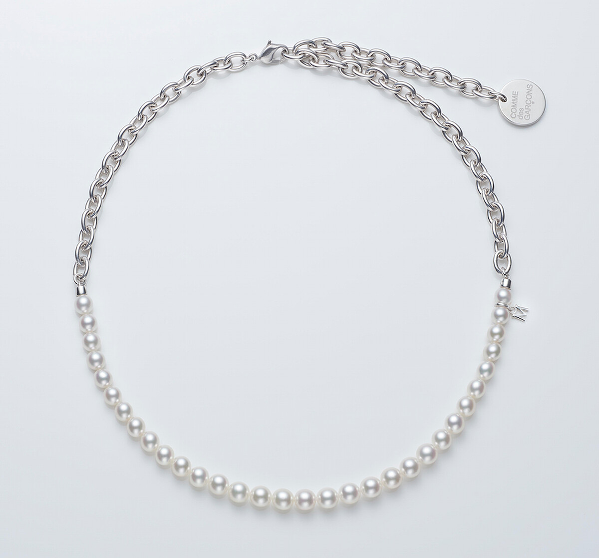 MIKIMOTO x COMME des GARÇ ONS 系列珍珠串鍊 日本 Akoya 珍珠,珍珠尺寸約 6.00mm 銀製鍊結,全長約 50cm 參考價格 NT$ 86,000