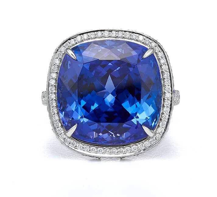 Tiffany高級珠寶系列鉑金鑲嵌逾15.39克拉丹泉石與鑽石戒指 NT$1,705,000
