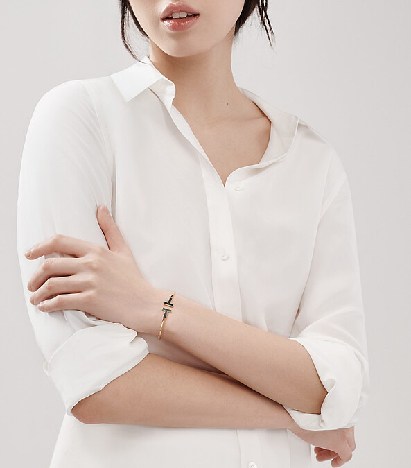 Tiffany T Wire手鐲，黃金鑲嵌黑色縞瑪瑙，售價店冾