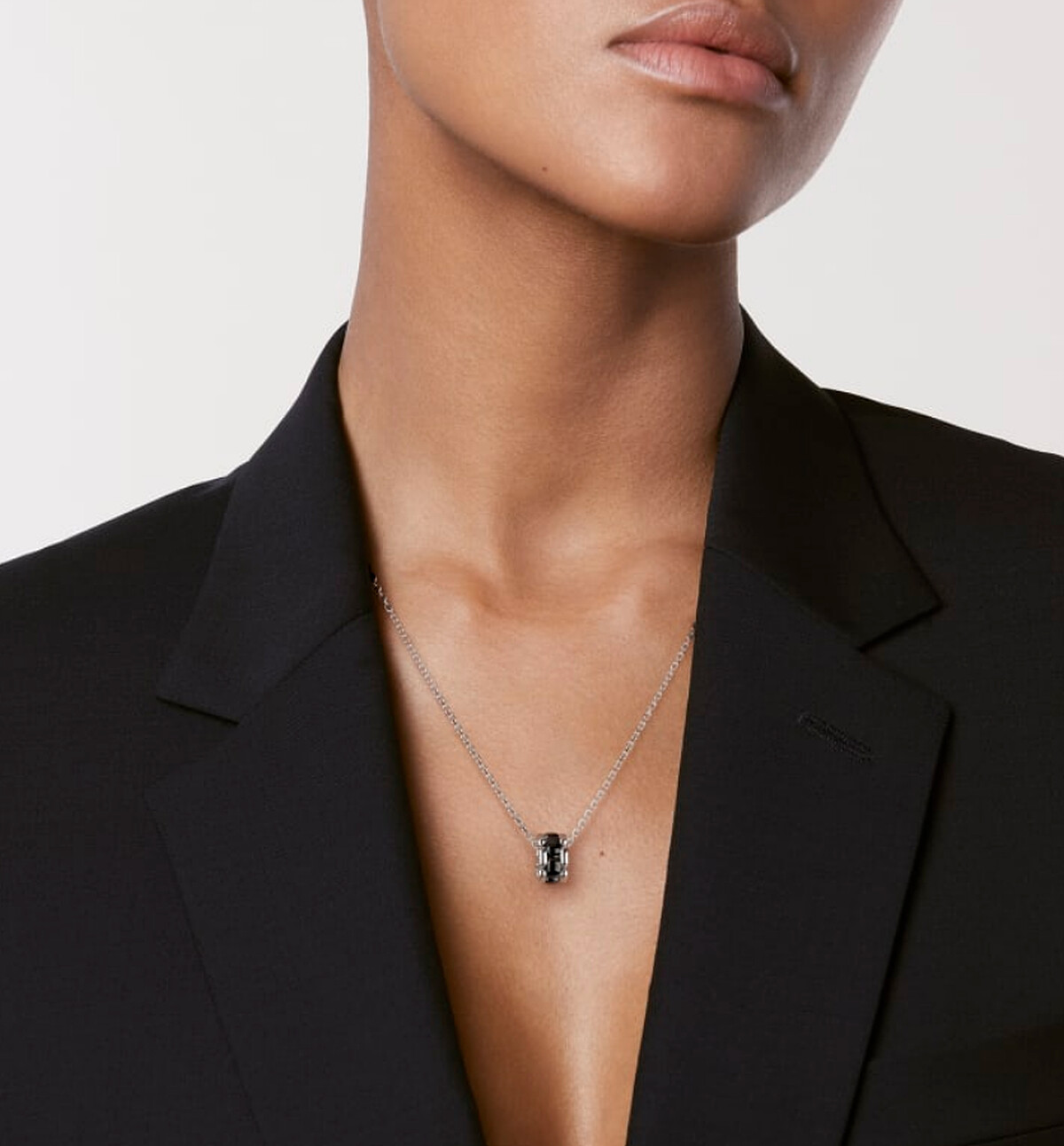 Chanel Ultra 系列項鍊，白金鑲嵌黑色陶瓷，售價NT$124,000