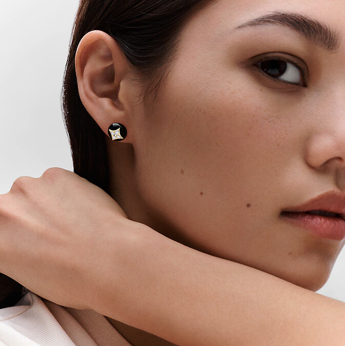 LV B Blossom 系列耳釘耳環，白金與黃金，鑲嵌鑽石與縞瑪瑙，售價NT$146,000