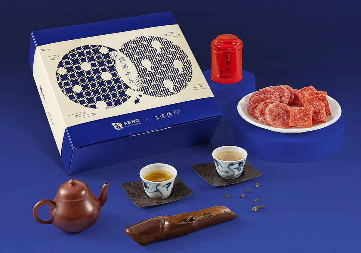 水根肉乾╳王德傳茶莊雙職人聯名限量頂級肉乾茶禮，高雅的外包裝盒中，包含：蒜一口豬肉乾8小包+黑胡椒圓燒肉乾8小包+安尚烏龍1罐30g，三種分別最能代表兩大品牌特色的明星商品！