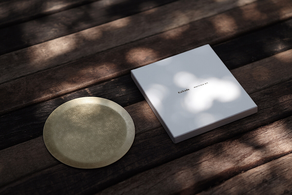 銅盤由八木隆裕先生親自設計敲製。