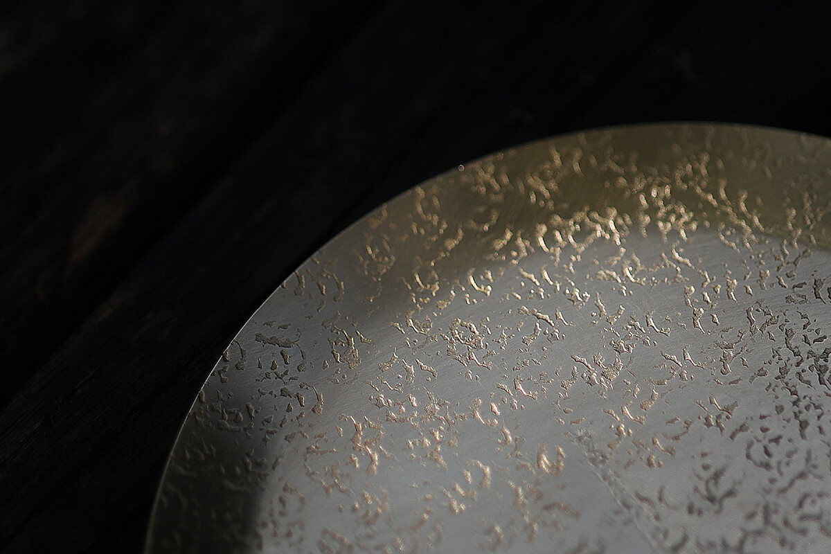 銅盤由八木隆裕先生親自設計敲製。