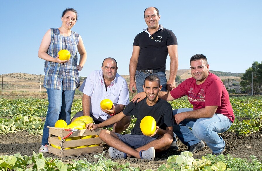 Davines特芬莉地中海天堂頂級護髮系列使用地中海當地小農生產的農產品為主成份，(左)為合作之一的農夫-法蘭切斯卡席夢堤女士