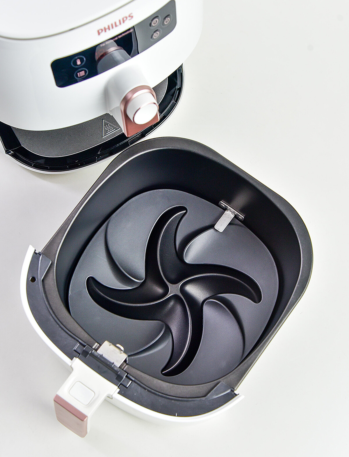 獨特的「雙海星底盤」提高瀝油功效，也能減少油煙。