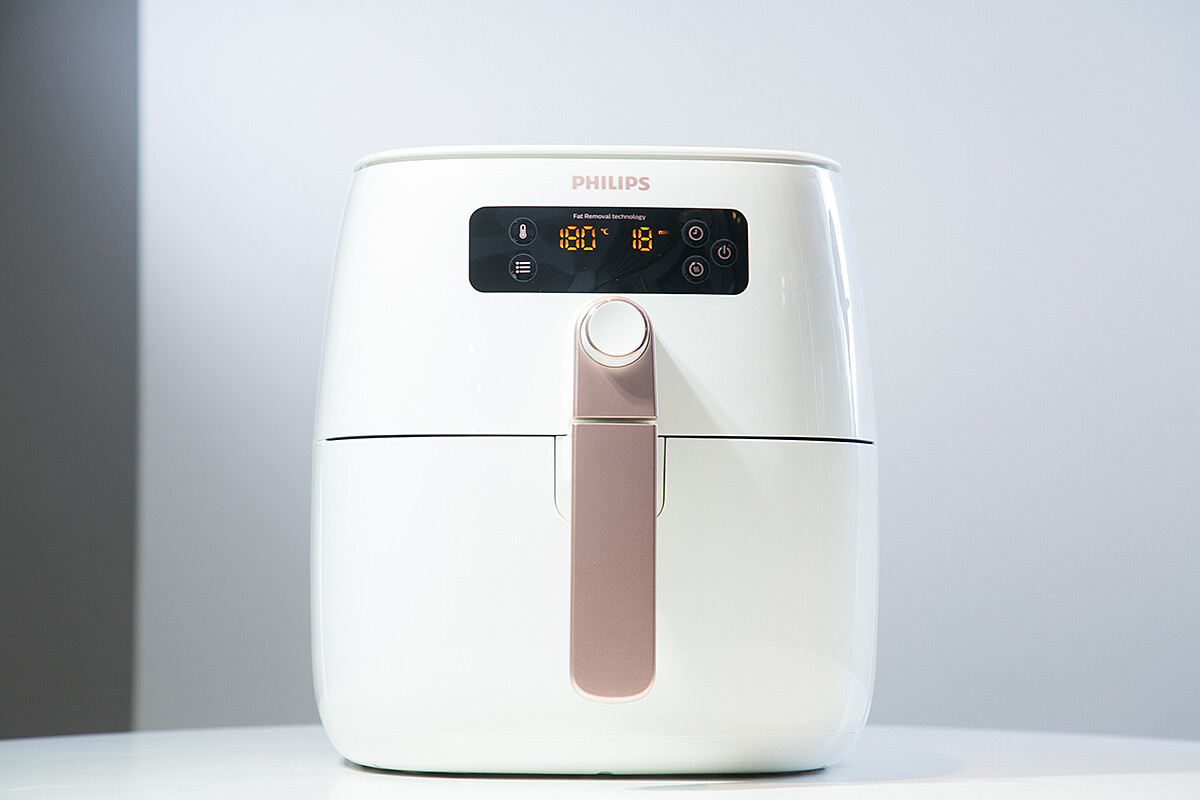 優雅的象牙白機身綴搭奢華玫瑰金把手與 Philips Logo 字樣。