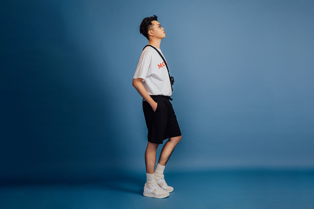 寬版中性短袖上衣，NT1,680、側背包，NT2,100、男性短褲，NT3,980、中筒襪，NT480、REBILAC RUNNER MP鞋款，NT5,980。