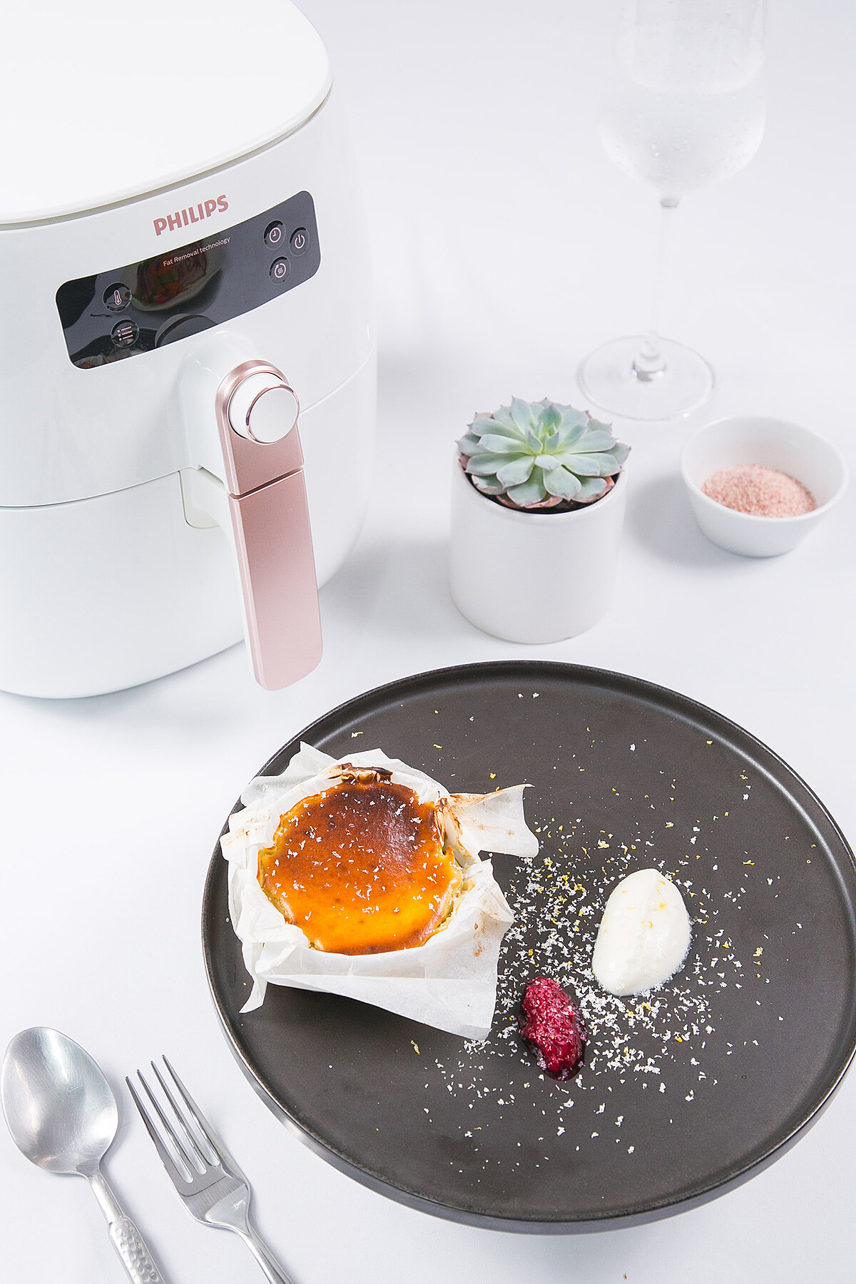 甜點「烏龍茶風味巴斯克起司蛋糕」。